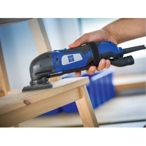 Levigatrice eccentrica LUX con disco abrasivo a delta in uso su legno, design blu e nero.