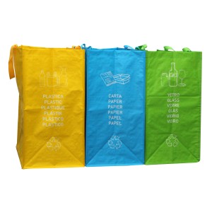 Sacchi multicolore t.b.t. per la raccolta differenziata di carta, vetro e plastica.
