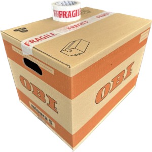 Scatola da trasloco OBI con nastro adesivo "Fragile" per un trasporto sicuro.