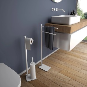 Set WC bianco con portarotolo e portasciugamani.