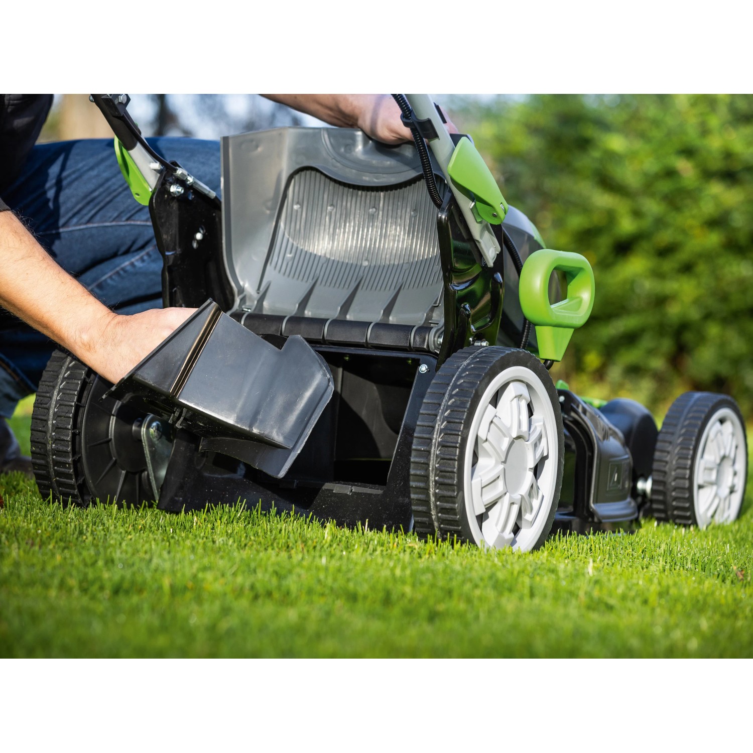 Tagliaerba a batteria LUX-TOOLS A-RM-46-24 con cesto di raccolta inserito sull'erba.