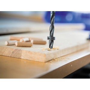 Punta del trapano che fora il legno, tasselli pronti. Accessori per trapani.