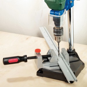 LUX Supporto per trapano DL 110 in azione: Foratura di un pezzo con trapano.