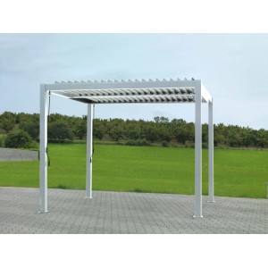 Gazebo bianco t.b.t. con tetto a lamelle in giardino.