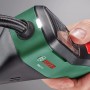 Pompa ad aria a batteria Bosch EasyPump in mano, con luce LED e tubo. Compressore per pneumatici e palloni.