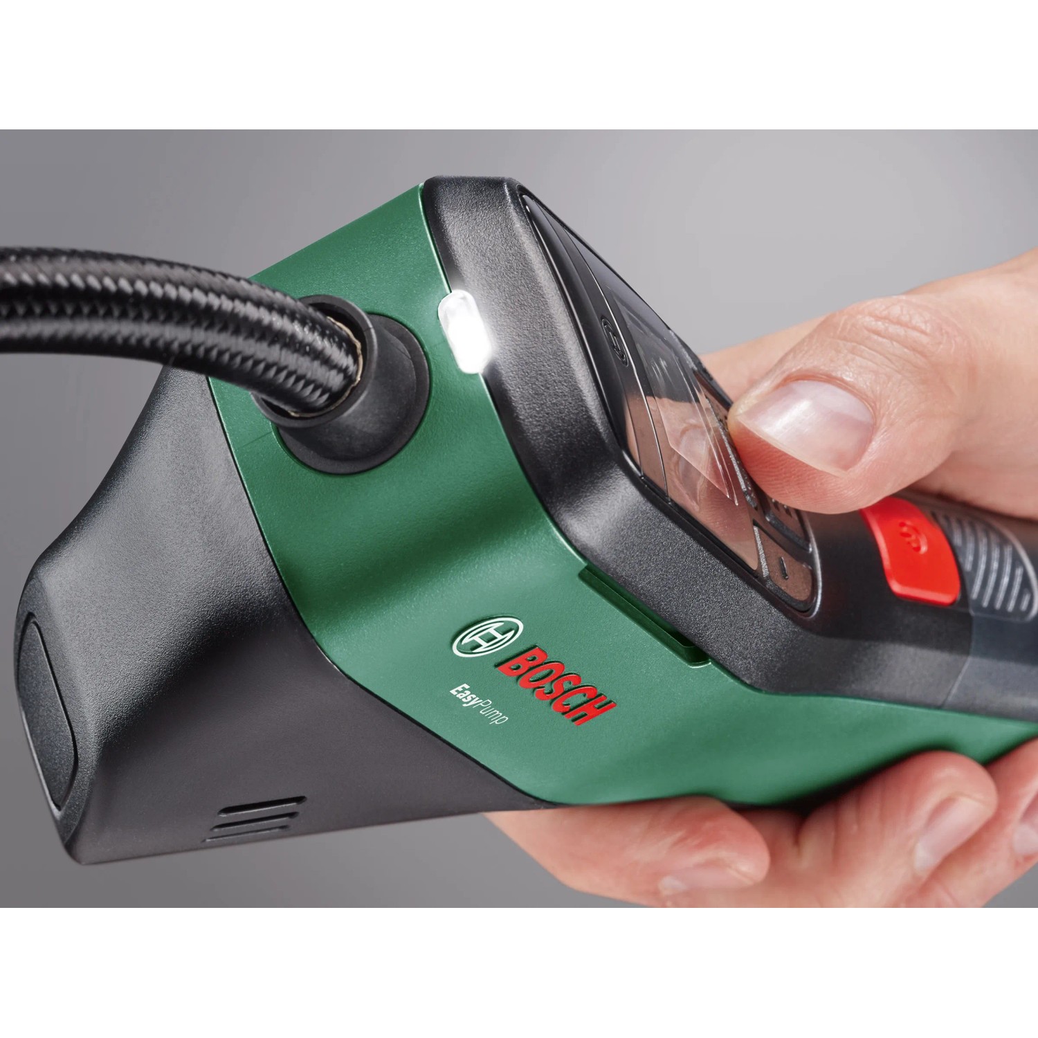 Pompa ad aria a batteria Bosch EasyPump in mano, con luce LED e tubo. Compressore per pneumatici e palloni.