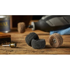 Set dischi abrasivi Dremel SC511DM con dischi marroni e neri su legno.