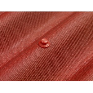 Dettaglio: Guaina bituminosa, colore rosso, con bottone di fissaggio.
