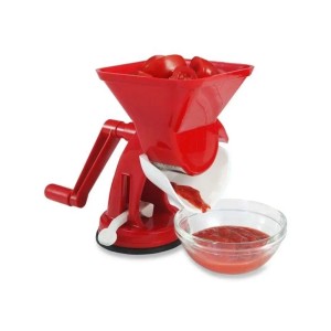 Passapomodoro rosso con manovella e ciotola di vetro con salsa di pomodoro.