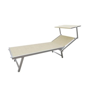 Lettino prendisole beige con tettuccio parasole per giardino e terrazza.