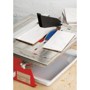 Disco diamantato LUX 180 mm in uso per il taglio di piastrelle.