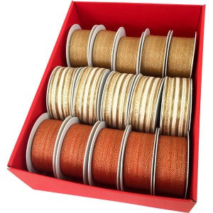 Rotoli assortiti di nastro regalo t.b.t. per decorazioni natalizie in scatola rossa.