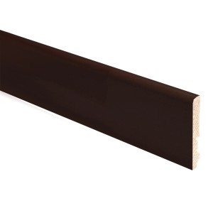 Battiscopa in legno marrone t.b.t., vista dettagliata.