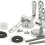 Accessori WC: Set con cerniere cromate lucide, viti e guarnizioni per il montaggio del WC.