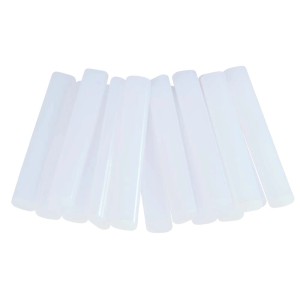 Diverse cartucce di colla a caldo trasparenti per pistole per colla a caldo.