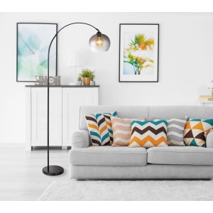 Lampada da terra Globo Newcastle nera con paralume in vetro fumé in soggiorno.