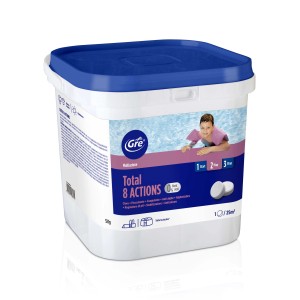 Secchio di pastiglie per la cura della piscina per il trattamento dell'acqua.