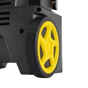 Dettaglio di una ruota nera e gialla dell'idropulitrice t.b.t.