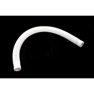 Tubo flessibile bianco per installazione piscina.