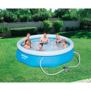 Piscina blu Bestway Fast Set con famiglia in giardino. Piscina per bambini con pompa filtro.