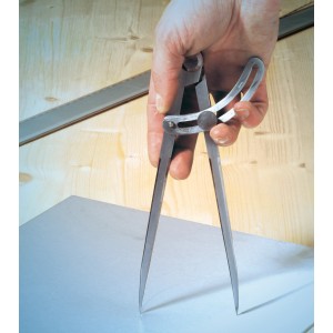 Compasso ad arco LUX Classic 200 mm in mano, per tracciare cerchi e curve.