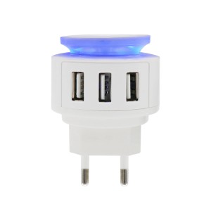 Caricatore USB t.b.t. bianco con luce LED blu e tre porte USB.