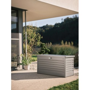 Biohort FreizeitBox 130 grigio quarzo metallizzato su patio. Robusta cassa universale in metallo per giardino, cuscini.