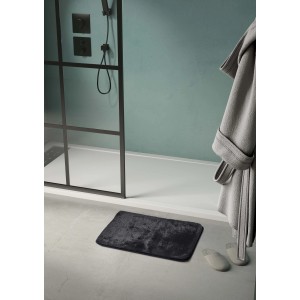 Tappeto da bagno t.b.t. rettangolare grigio scuro davanti alla doccia. Morbido.