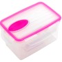 Contenitore trasparente per alimenti con coperchio rosa per la conservazione in cucina.