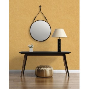 Soggiorno con pittura effetto oro sulla parete, specchio, tavolo e lampada.