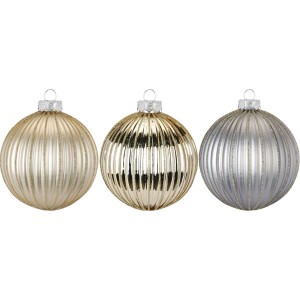 Tre sfere di Natale a coste in oro e argento come decorazioni per l'albero di Natale.