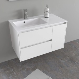 Mobile bagno bianco con lavabo e rubinetto.