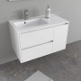 Mobile bagno bianco con lavabo e rubinetto.