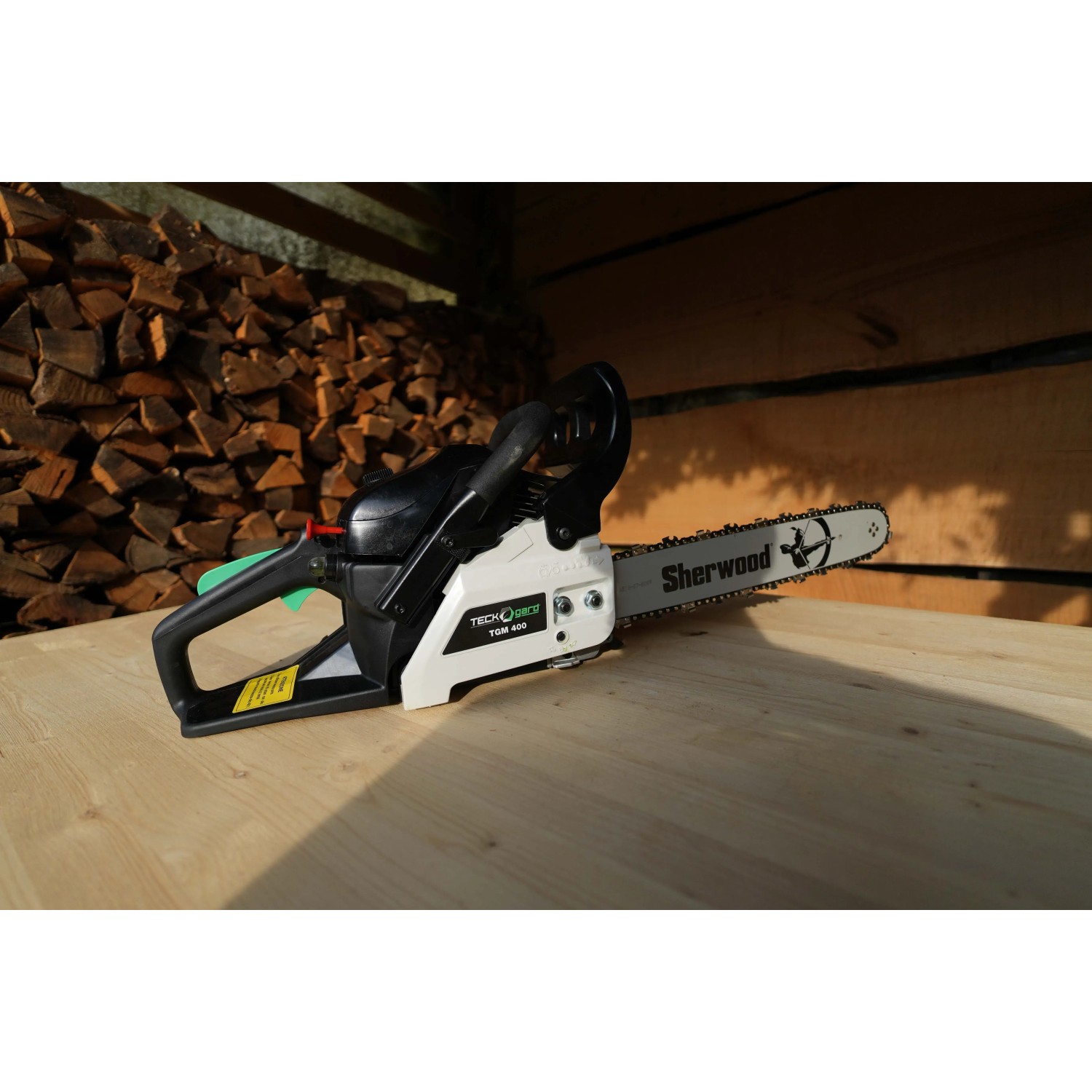Motosega t.b.t., vista laterale. Ideale per segare il legno.