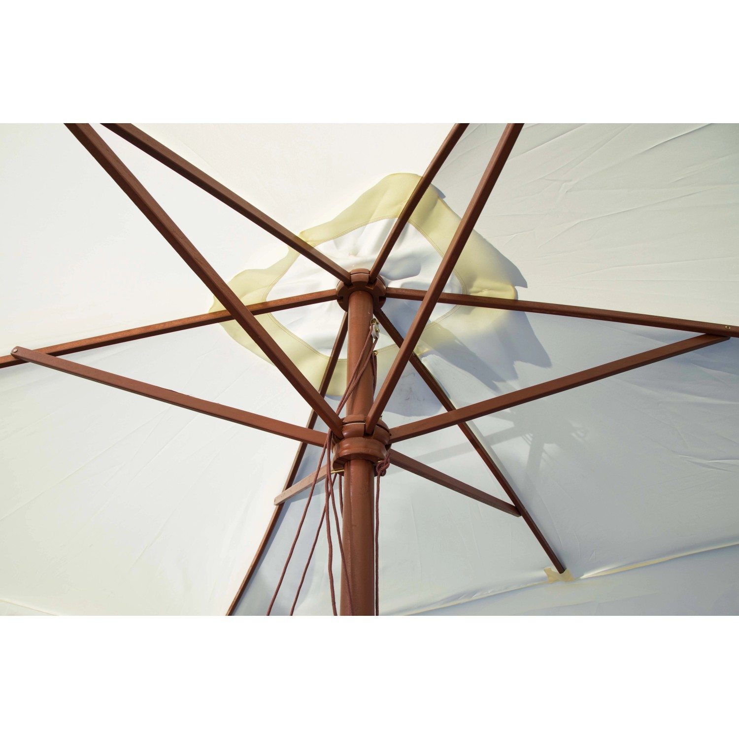 Vista interna di un ombrellone da balcone t.b.t. con tessuto color crema e struttura marrone.