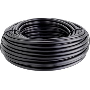 Tubo nero per microirrigazione arrotolato.