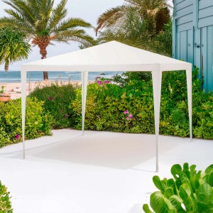 Gazebo t.b.t. bianco in giardino con palme sullo sfondo.