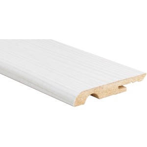 Dettaglio di un battiscopa t.b.t. bianco con texture legno.