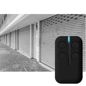 Telecomando nero t.b.t. per automazione garage con quattro pulsanti.
