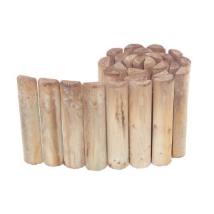 Recinzione da giardino in legno composta da pali di legno rotondi allineati.