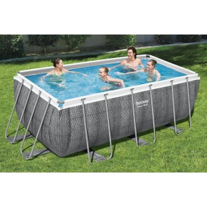 Piscina rettangolare t.b.t. con rivestimento grigio e persone che nuotano in giardino.