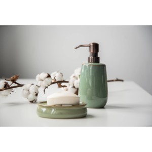 Dispenser sapone verde in ceramica Wenko Sirmione con erogatore color rame.