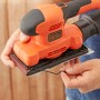Levigatrice orbitale Black+Decker BEW220 (150 W) durante il cambio della carta vetrata.