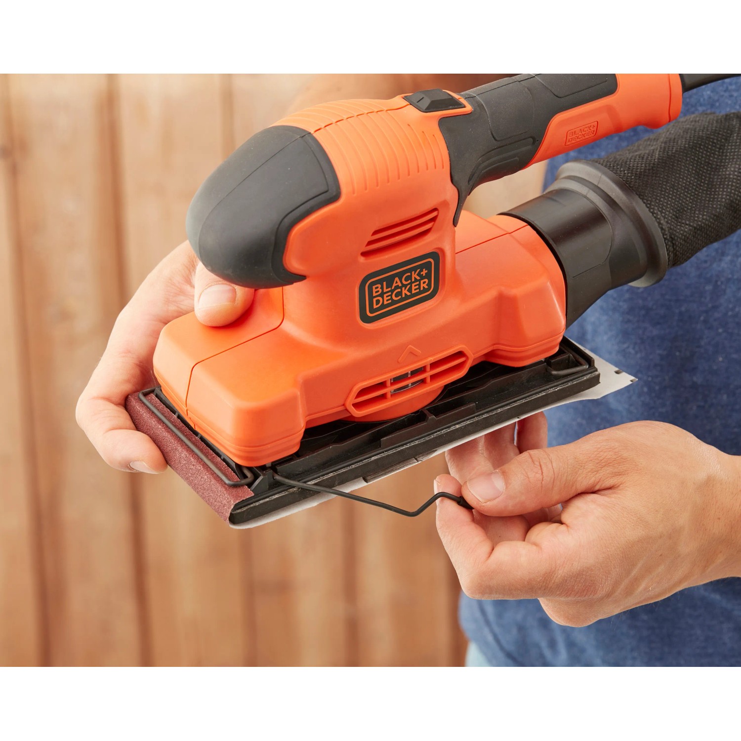 Levigatrice orbitale Black+Decker BEW220 (150 W) durante il cambio della carta vetrata.