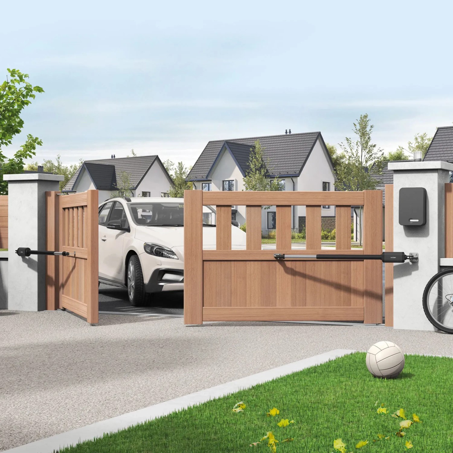 Cancello in legno con operatore e auto bianca sullo sfondo. Automazione per porte da garage.