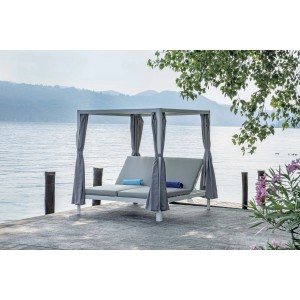 Lettino matrimoniale da esterno grigio t.b.t. con tende sul lago. Ideale come arredo giardino.