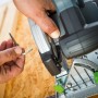 Sega circolare a batteria LUX-TOOLS A-KS-20/150 con chiave a brugola per regolazioni precise.