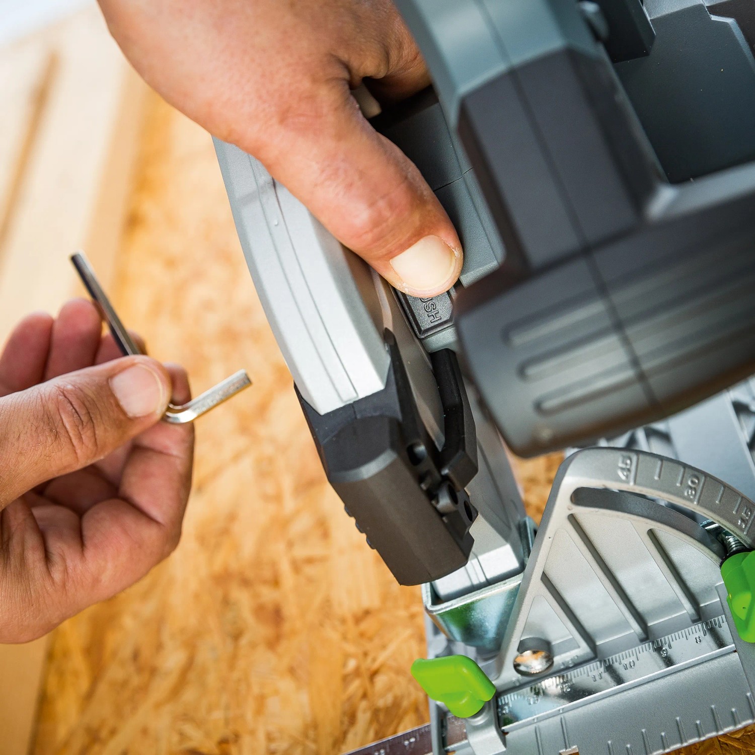 Sega circolare a batteria LUX-TOOLS A-KS-20/150 con chiave a brugola per regolazioni precise.