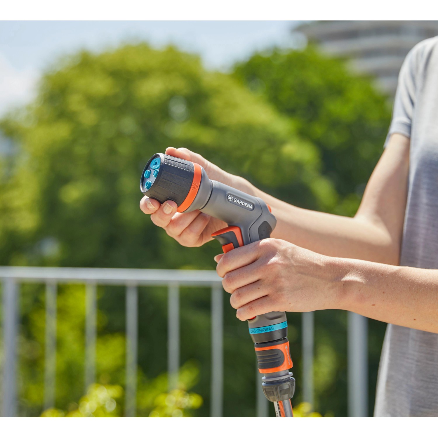 Gardena Comfort Cleaning Spray ecoPulse™ in azione: mano che tiene l'irroratrice da giardino con diversi modelli di spruzzo.