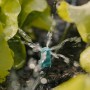 Irrigazione con ugello a spruzzo t.b.t. in giardino. Raccordi irrigazione.